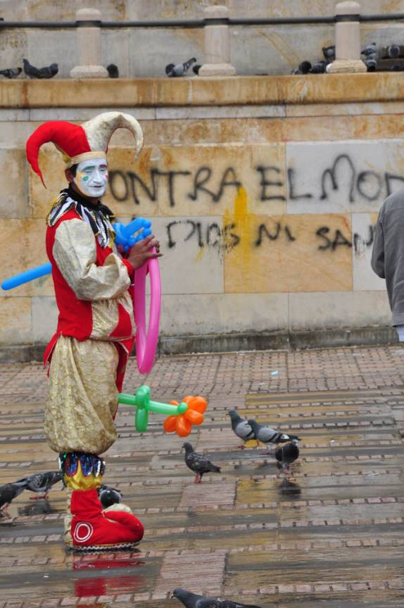 Artista de rua na praça Simón Bolívar, bem no centro de Bogotá, na Colômbia